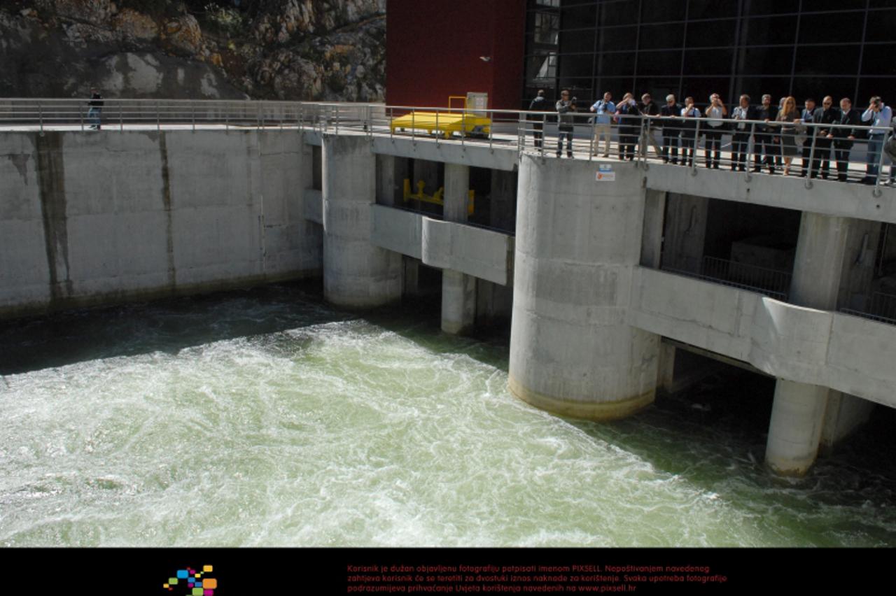 '31.08.2010., Lesce - Premijerka Jadranka Kosor svecano je pustila u rad Hidroelektranu Lesce. HE Lesce prva je hidroelektrana izgradena u samostalnoj Hrvatskoj. Oko 700 milijuna kuna je potroseno na 