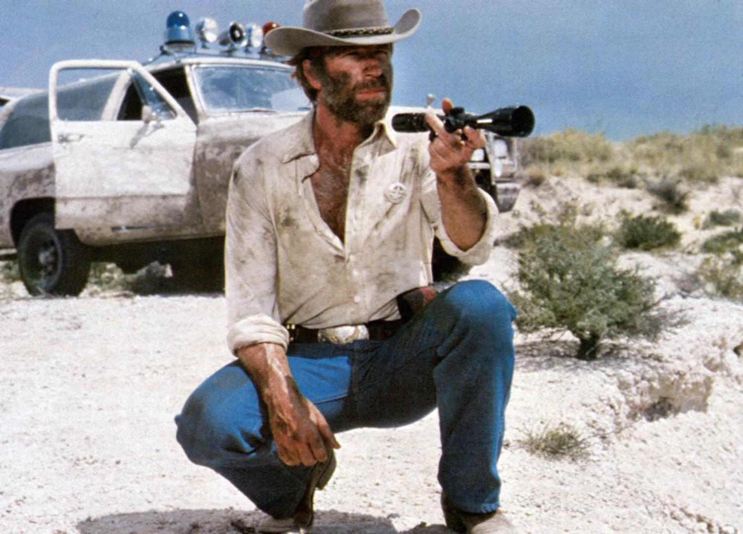 Desetljeće kasnije učvrstio je svoj status vodećeg akcijskog junaka filmom "Lone Wolf McQuade" iz 1983. U ovom modernom vesternu Norris je utjelovio J. J. McQuadea, bradatog teksaškog rendžera koji ne poštuje pravila i radije radi sam. Film je savršeno spojio klasične vestern motive s akcijom osamdesetih, a lik beskompromisnog rendžera postao je toliko ikoničan da je poslužio kao izravna inspiracija za njegovu najpoznatiju televizijsku ulogu.