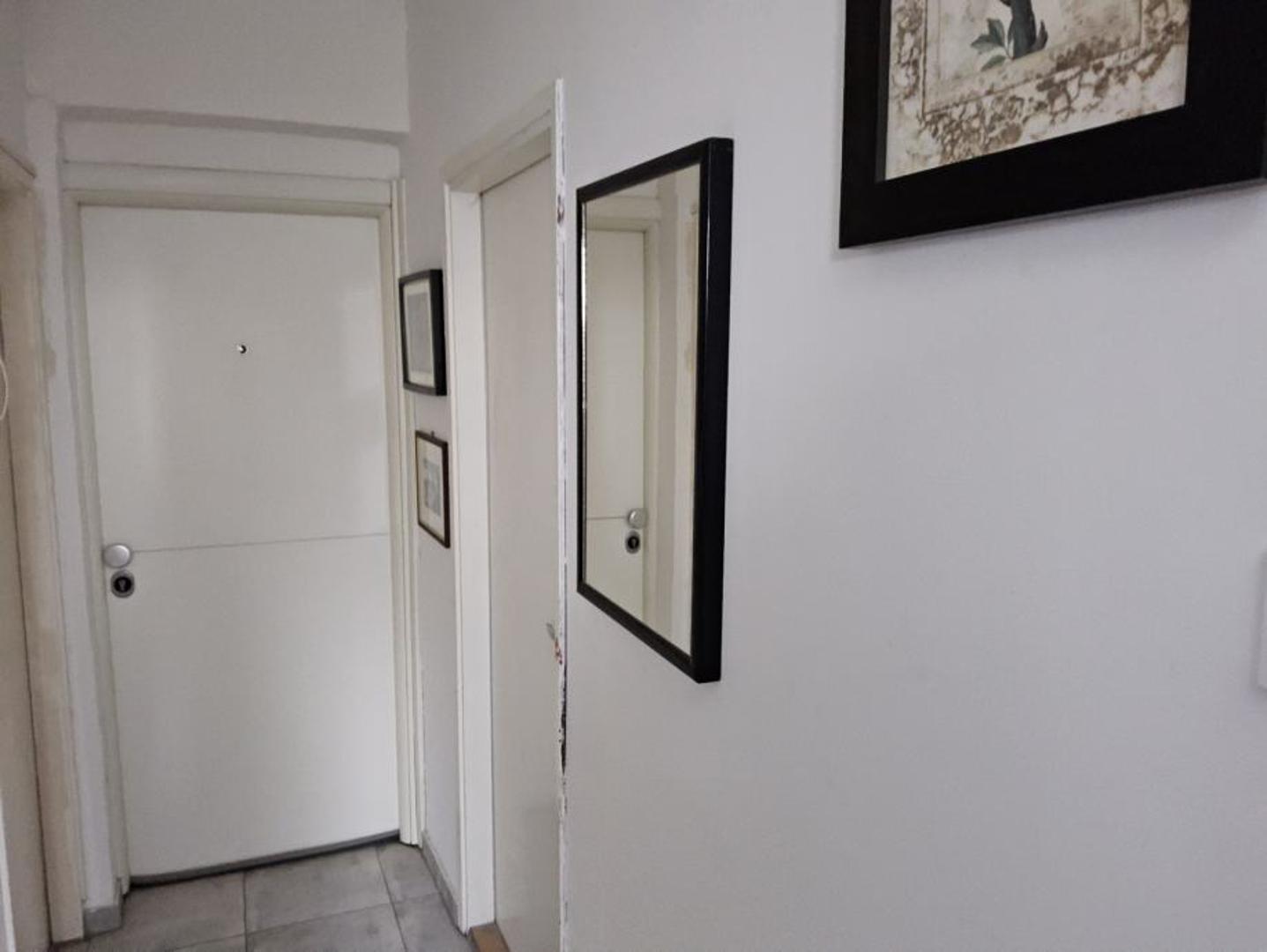 Smješten u blizini bolnice Vuk Vrhovac i na samo pet minuta hoda od Kvatrića, opisuje prodavatelj. 