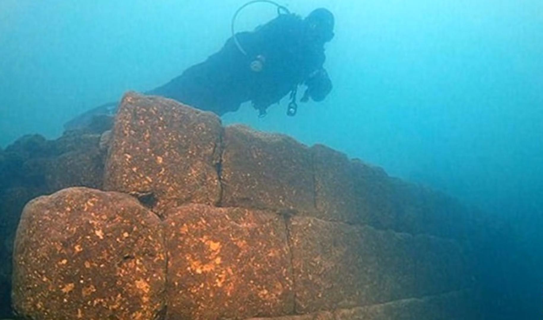 Ostatke tvrđave stare čak 3000 godina pronašli su arheolozi u najvećem turskom jezeru Van koje se nalazi na istoku te države u istoimenoj pokrajini Van.