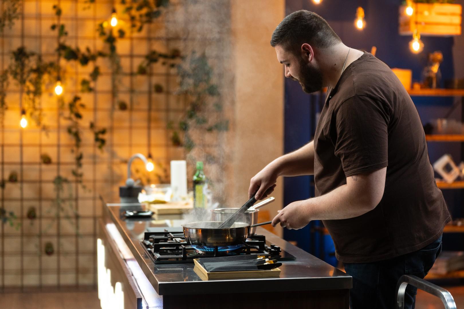 Hrabrosti da stanu pred strog, ali pravedan sudački trojac u novoj sezoni skupili su profesori, frizerka, knjižničarka, pijanist, studenti, vozač kamiona i brojni drugi kandidati, među kojima će se naći i neki povratnici s ciljem da izbore drugu priliku u MasterChefu. Atmosfera će biti napeta, štednjaci će gorjeti, vrijeme nemilosrdno curiti, a neizvjesnost rasti jer samo će najbolji kandidati osvojiti vrijednu MasterChef pregaču koja im otvara vrata prema MasterChef kuhinji i vili, čime dolaze jedan korak bliže na putu prema tituli pobjednika i novčanoj nagradi.