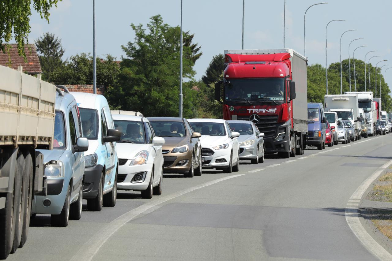 

Vinkovci: Zbog posljedica nevremena zatvorena državna cesta D55 na dionici između Vinkovaca i Gradišta