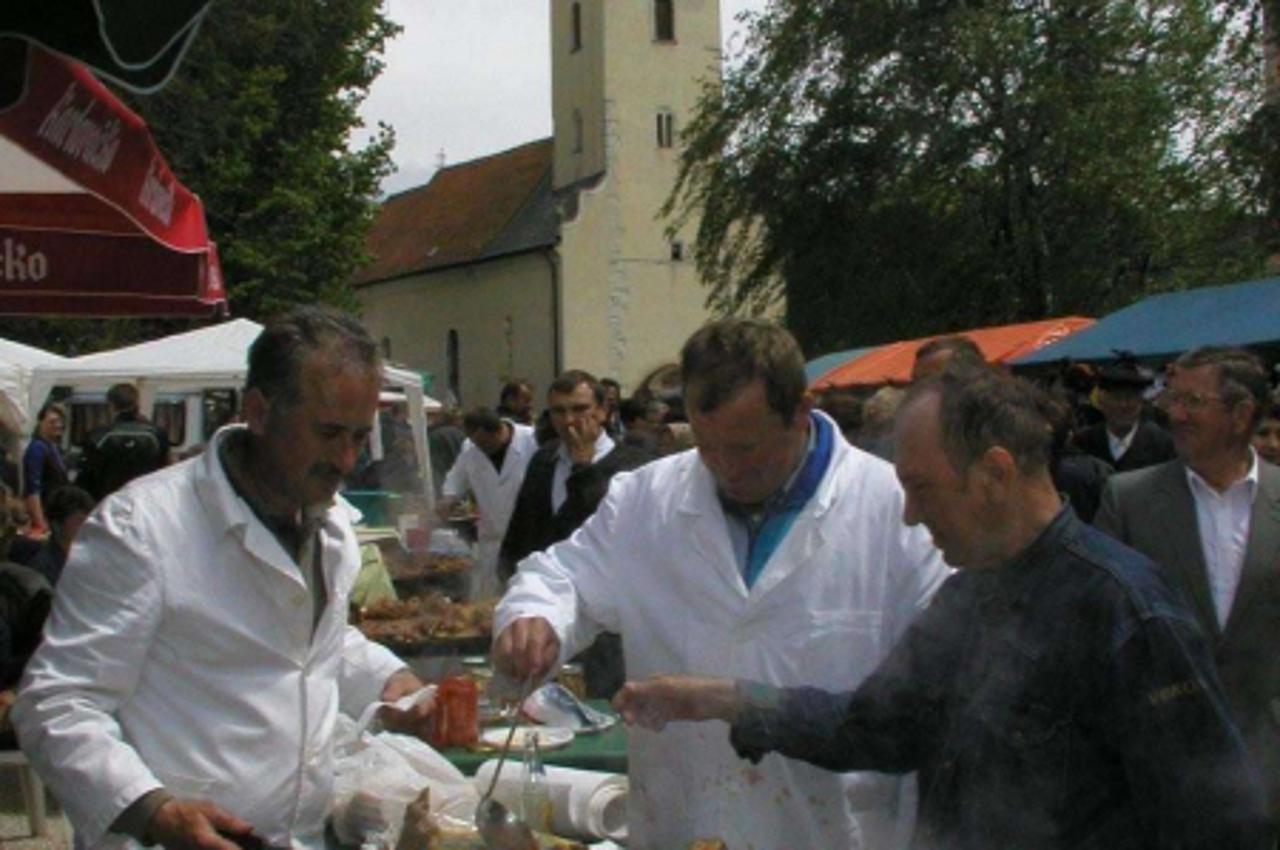 'Var \\u0096 10. 08. 2010., Bednja \\u0096 Nezamislivo je doci na prostenje u Bednju, a ne pojesti masnu pecenku  PHOTO:  ljiljana Risek '