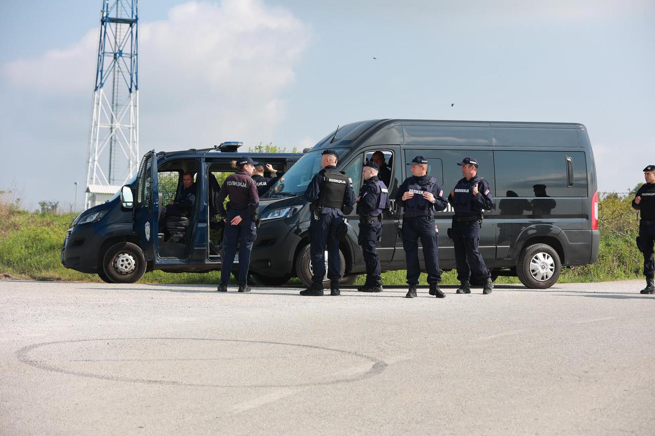 Dubona: Pripadnici policije na ulici ispred škole gdje je 21-godišnjak pucao na ljude