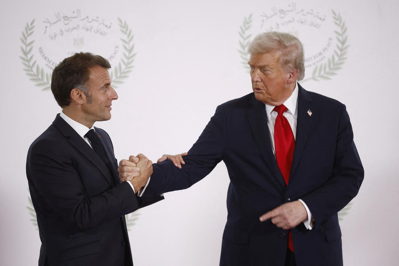Trump i Macron rukovanje