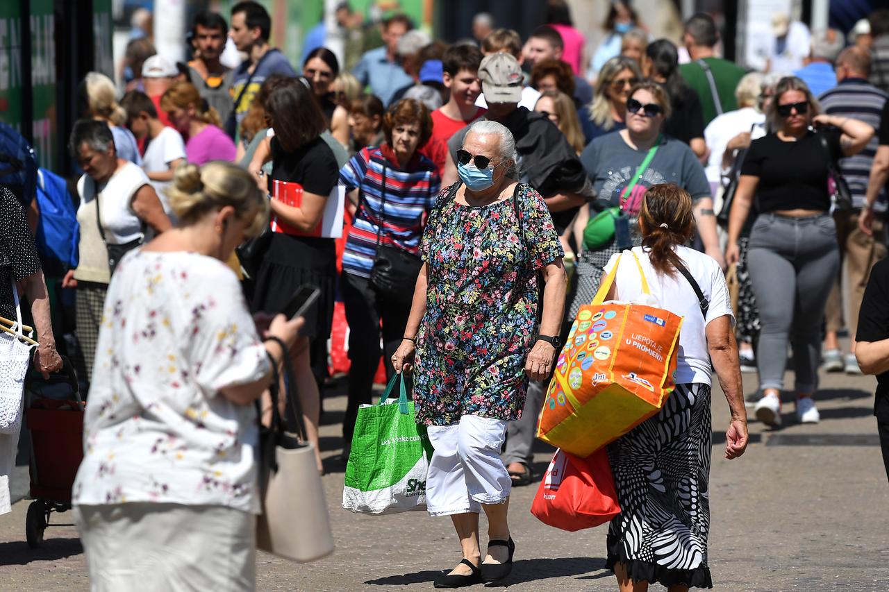 Usprkos visokim temperaturama dio zagrepčana i dalje nosi maske i na otvorenom
