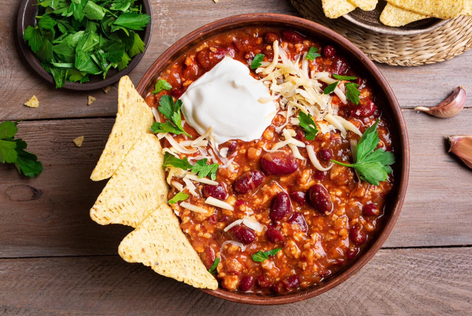 Chili s grahom i puretinom: Chili je jedno od najpoznatijih jela američke kuhinje, a može biti vrlo hranjiv ako se pripremi s manje masnoće i više povrća. Na malo ulja pirjajte luk, češnjak i papriku, dodajte mljevenu puretinu, rajčicu, crveni grah, kukuruz, malo čilija, kumin i dimljenu papriku, pa kuhajte dok se okusi ne povežu. Poslužite ga s malo jogurta, svježim korijanderom ili peršinom i kriškom integralnog kruha umjesto teških priloga.