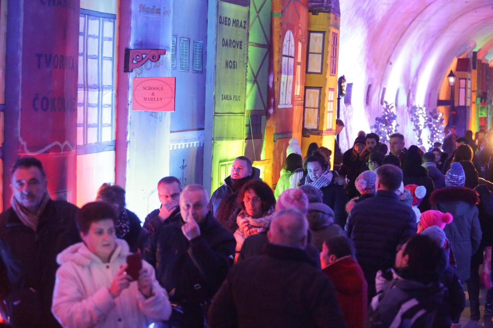 Ulica je ukrašena velikim knjigama među kojima su Snjeguljica, Djevojčica sa šibicama, Vlak u snijegu i Priče iz davnine. 