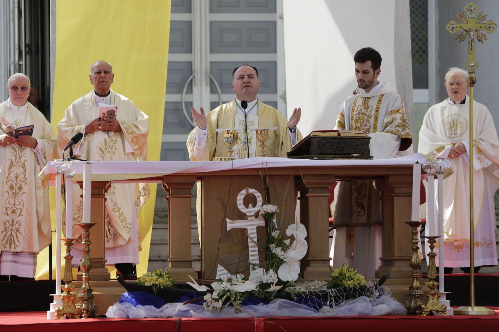 14.09.2020.,Mostar - Odlukom pape Franje ustolicen je novi mostarsko-duvanjski biskup, monsinjor Petar Palic. Crkvenom cinu primopredaje sluzbe ispred Mostarske katedrale Marije Majke Crkve prisustvovao je i premijer Andrej PlenkovicPhoto: Denis Kapetanovic/PIXSELL