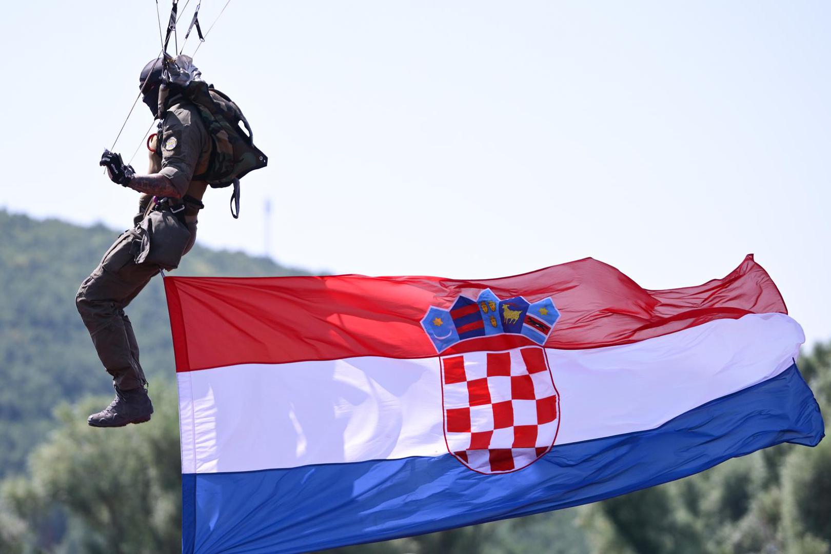 "Hrvatsku koja poznaje svoju povijest, vjeruje u vlastite sposobnosti i s optimizmom gleda prema budućnosti", rekao je premijer. 