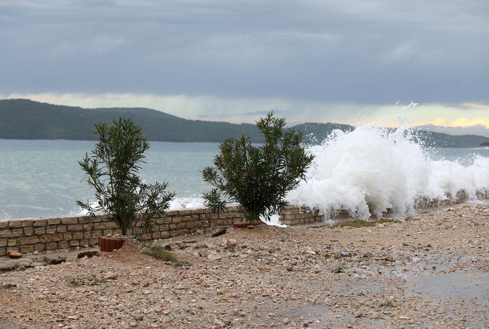Jako jugo dizalo je visoke valove.