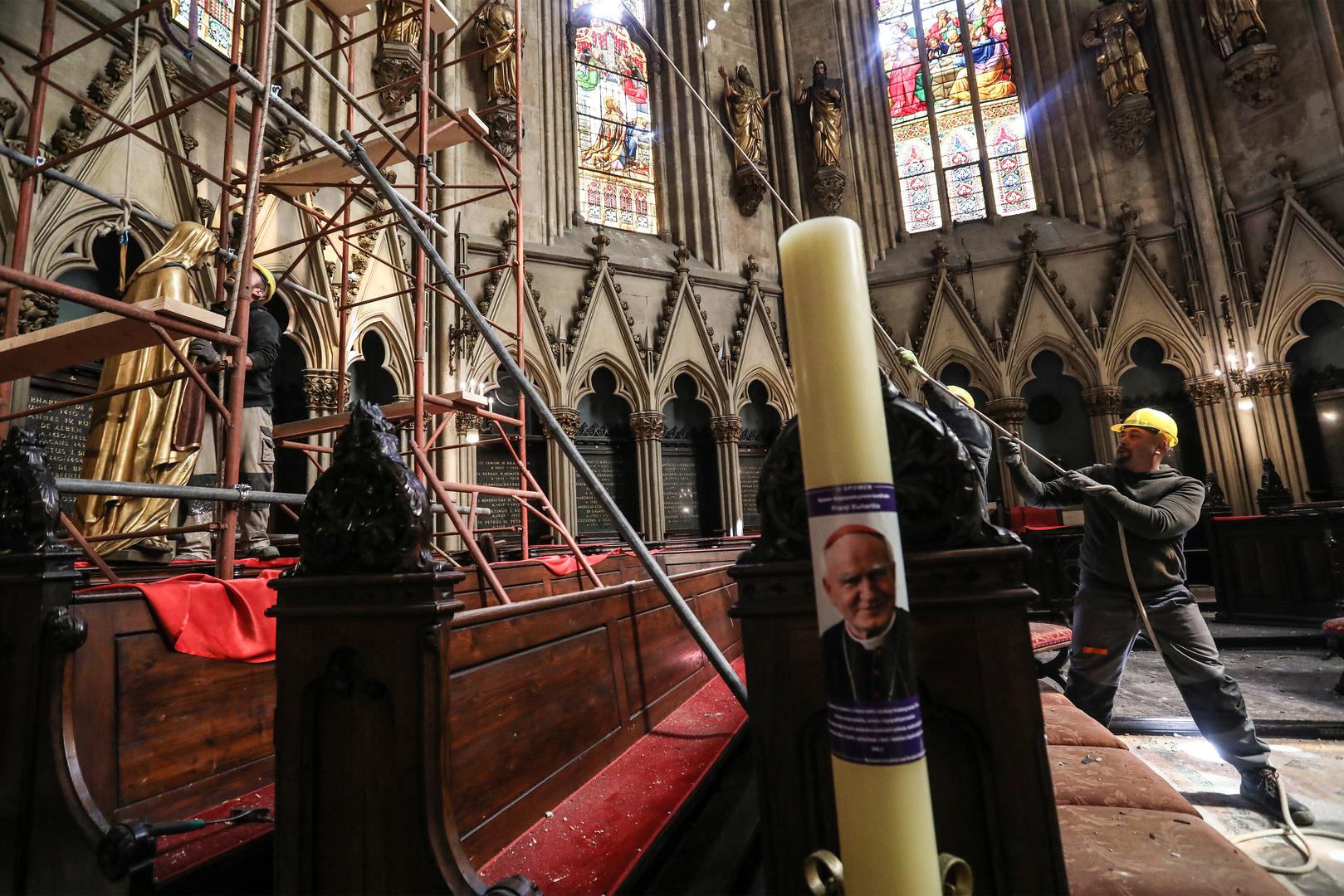 Radnici su počeli čistiti unutrašnjost i dvorište katedrale koja je jedna od građevina koja je najviše stradala u potresu.