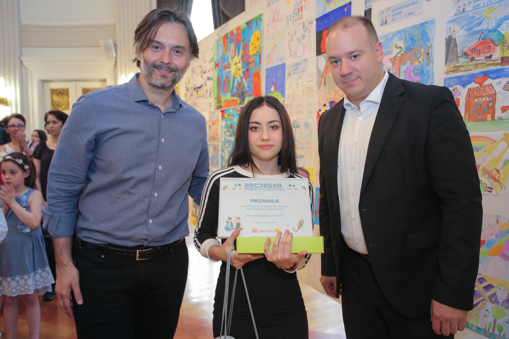 Glavni urednik Večernjeg lista Dražen Klarić pobjednicima je dodijelio nagrade s Benjaminom Sakomanom, predstavnikom breda Argeta koji je partner izložbe