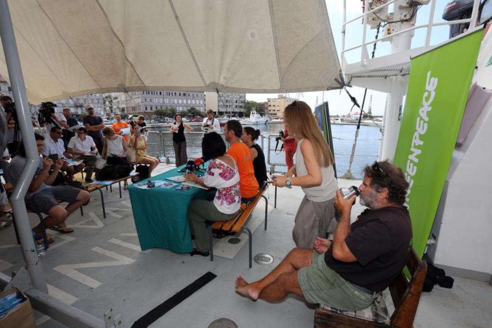 Greenpeace poziva građane da danas i sutra posjete i razgledaju brod uz organizirano vođenje gdje mogu saznati više o kampanji i potpisati peticiju protiv plastike za jednokratnu upotrebu