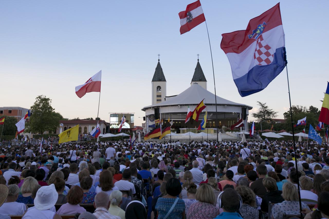 Tisuće i tisuće mladih sa zastavama svojih zemalja na Mladifestu u Medjugorju. Medjugorje, 19.06.2016.Snimio:Marijan Sivrić