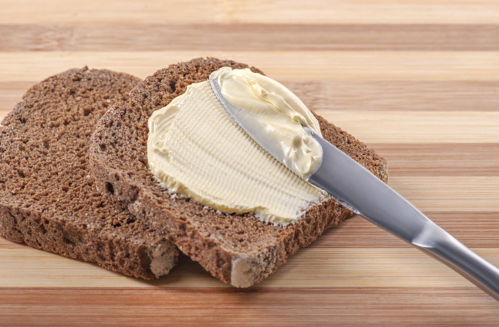 Margarin - Iako se dugo vjerovalo da je margarin zdraviji od maslaca, istraživanja su dokazala suprotno. Nutricionisti su uvjereni da margarin također može sadržavati transmasti koje povisuju loš kolesterol, a smanjuju onaj dobar.