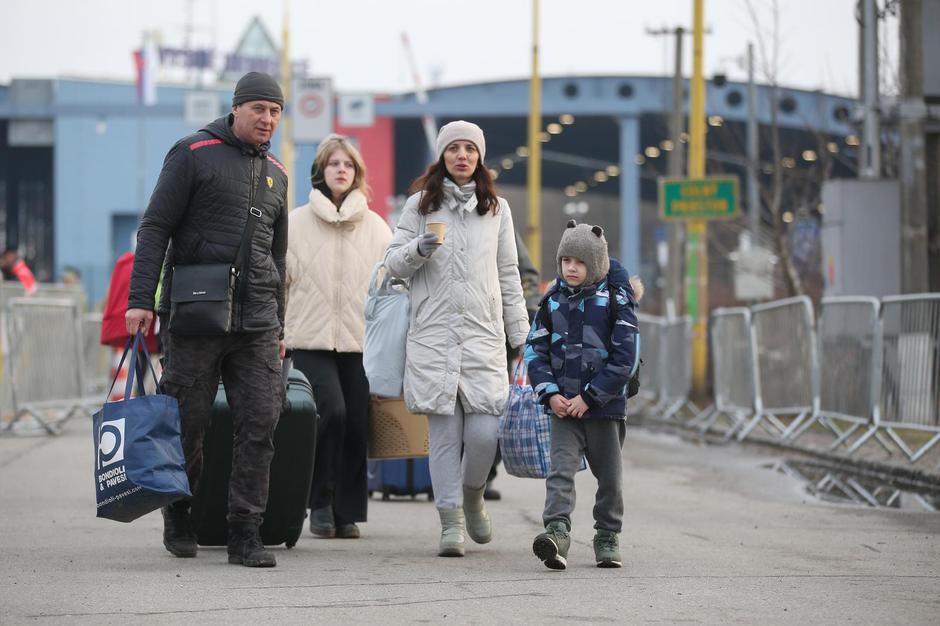 Izbjeglice iz Ukrajine na graničnom prijelazu Visne Nemecke u Slovačkoj