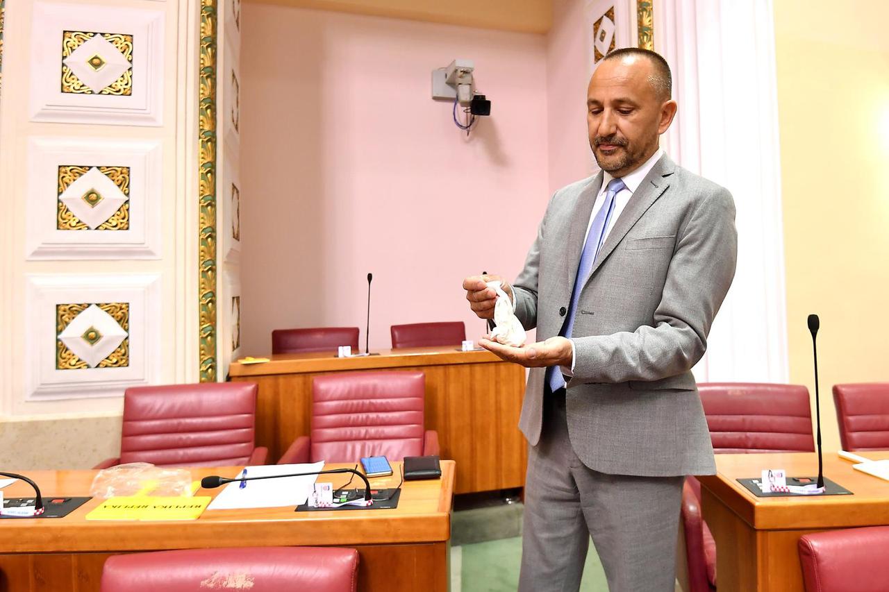 Zagreb: Zekanović u Sabor došao s vrećicom bijelog praha koji je našao, kako kaže, na Pantovčaku