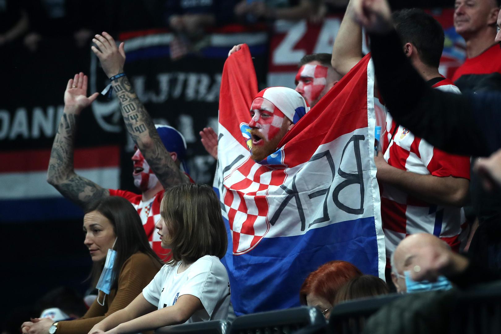 Nešto više ima hrvatskih navijača koji od prve minute bodre kauboje.