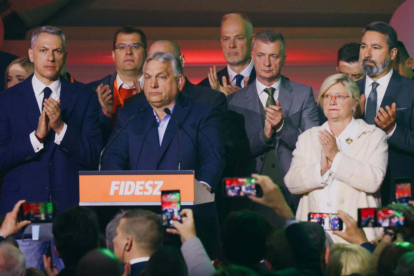 Prema njegovim riječima, kako prenosi Telex.hu, predstojeći dani bit će posvećeni zacjeljivanju rana, ali potom će se posao nastaviti. Orbán je na kraju poželio svima puno snage i dobro zdravlje, a njegov cijeli govor nije trajao ni tri i pol minute.

