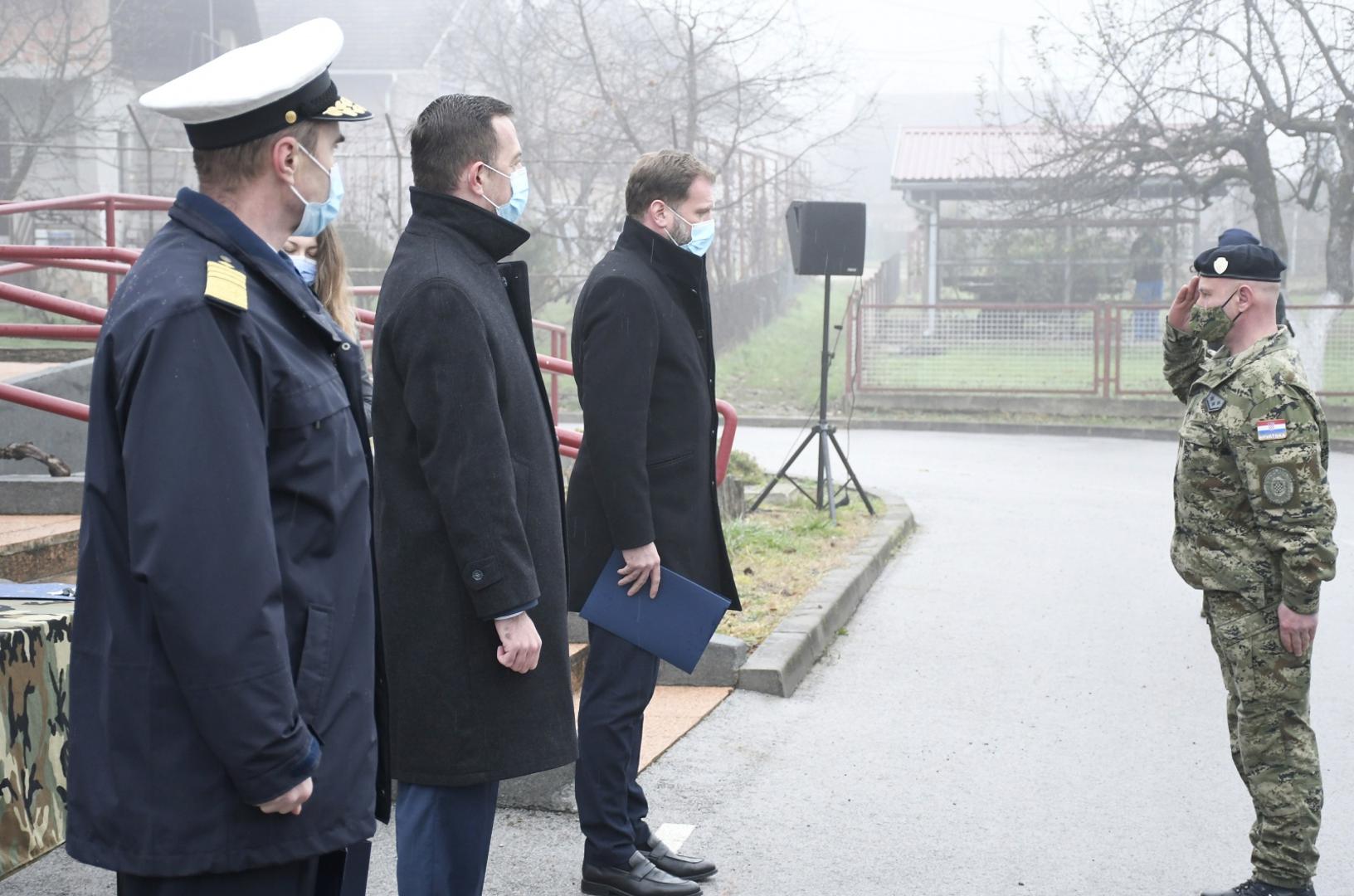 08.12.2020.,Petrinja - Ministar obrane Mario Banozic urucio je cetvorici pripadnika Hrvatske vojske ugovore o najmu stanova u Petrinji. Nazocili su  i nacelnik Glavnog stozera Oruzanih snaga RH admiral Robert Hranj, drzavni tajnik Sredisnjeg drzavnog ureda za obnovu Nikola Mazar, dozupan Roman Rosavec i zamjenica gradonacelnika Petrinje Viktorija Kaleb.Photo: Nikola Cutuk/PIXSELL
