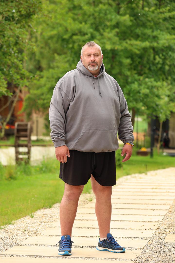 Esmir Silajdžija radi kao kamenoklesar u Puli, a u 'Život na vagi' prijavio se zato što želi izgledati kao prije deset godina. Na sebi volim visinu i lice", kroz smijeh kaže Esmir i nastavlja: Ali ne volim trbuh i svoju kilažu!" Uvijek glasan i spreman za zafrkanciju, sebe smatra poštenim, vrijednim, iskrenim i osjećajnim čovjekom koji kaže da je bio najsretniji u životu kad je dobio kćeri blizanke. Voli ići u ribolov i branje gljiva, a ponosno ističe da je talentiran za kamen i pikado. Esmir objašnjava kako o njemu svi sve znaju zato što ništa ne skriva pa ni to da je ovisan o mesu, no trenutačno se najviše boji da neće smršavjeti pa da se neće moći kretati.  