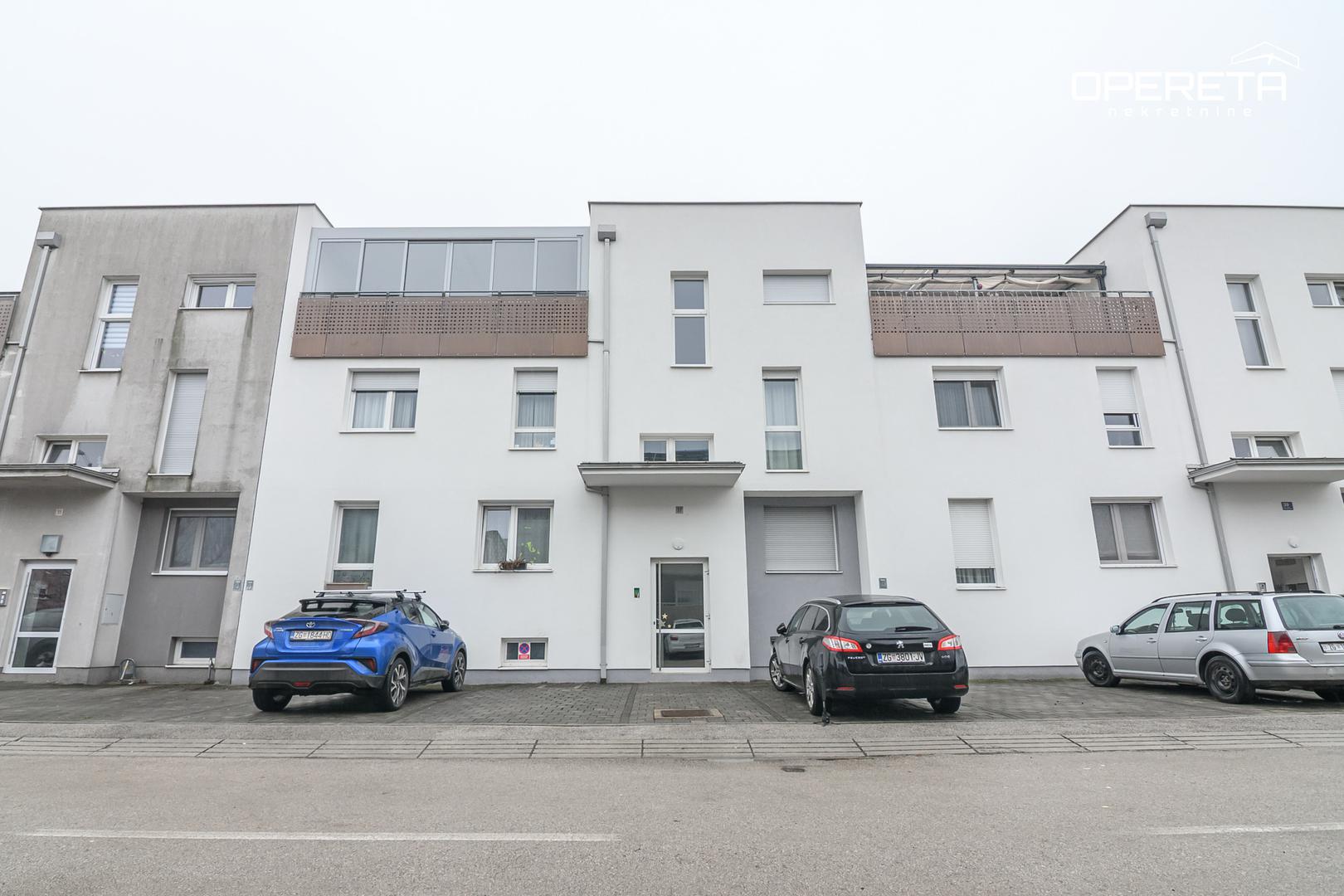 Stan se nalazi u visokom prizemlju manje stambene zgrade, a ukupna obračunata površina stana iznosi 80,92 m².