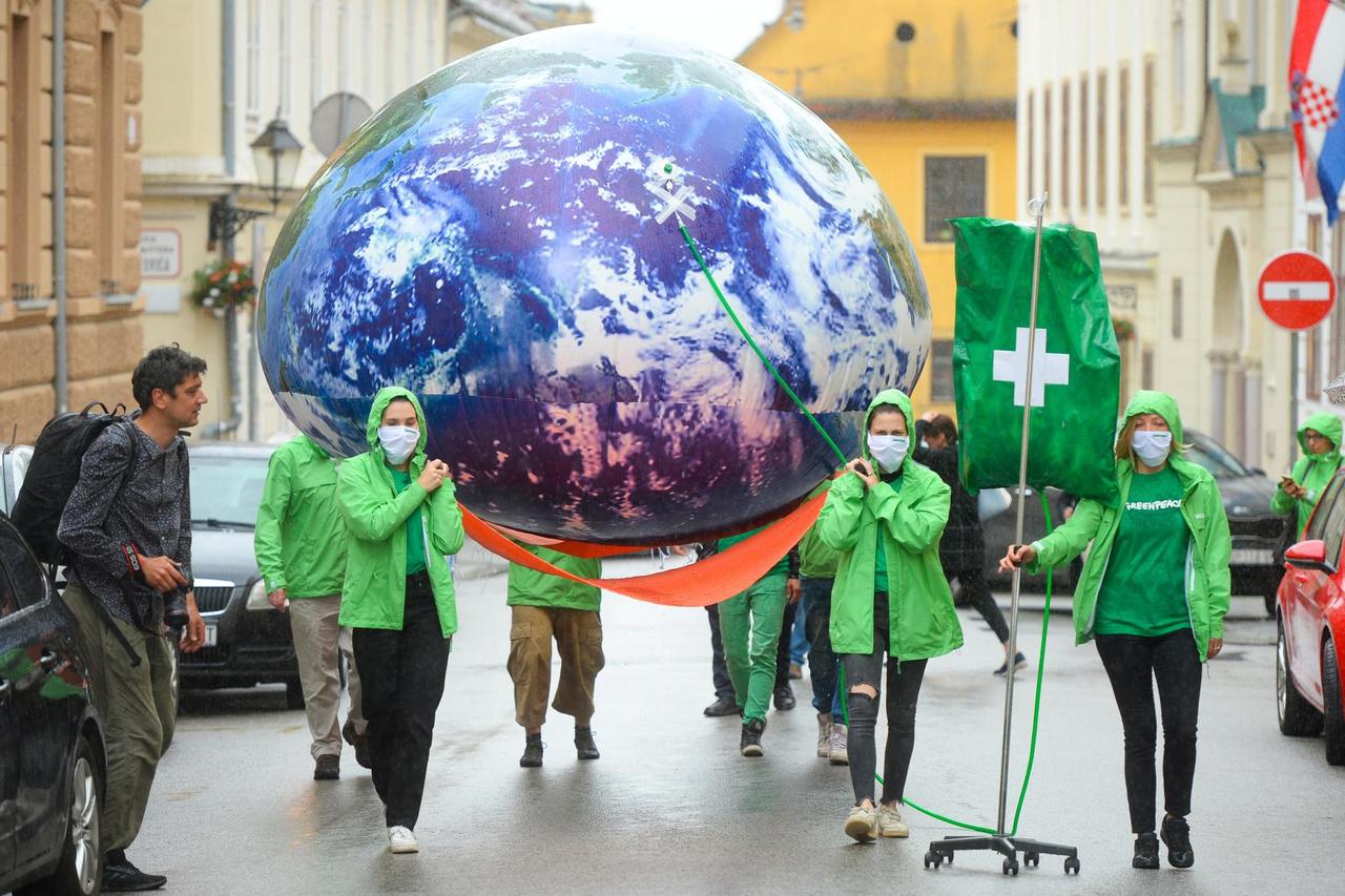 Zagreb: Članovi Greenpeacea na Markov trg donijeli planetu Zemlju spojenu na infuziju