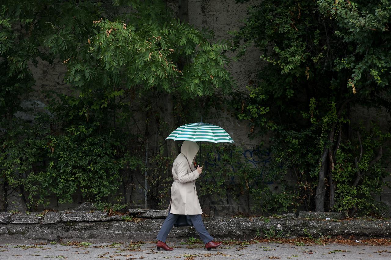 Zbog vremena u Sarajevu glavni modni dodatak je kišobran