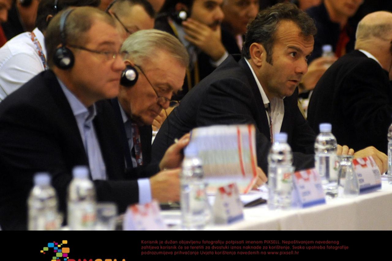 '20.11.2012., Split - U hotelu Le Meridien Lav odrzava se 33. simpozij europskih nogometnih trenera. Ivica Osim i Dejan Savicevic. Photo: Tino Juric/PIXSELL'