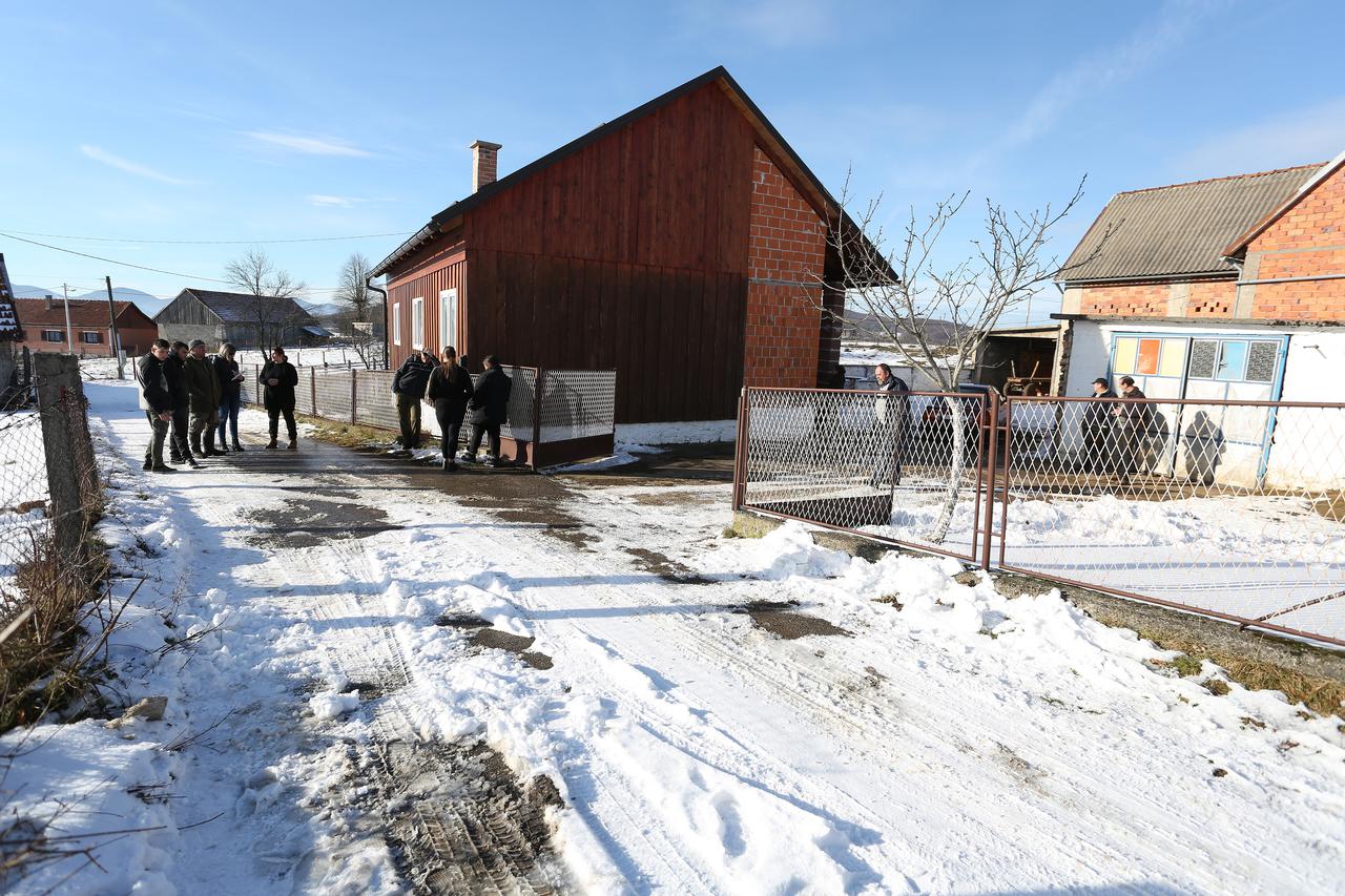 Jelvica: Dvogodišnjakinja se istrgnula iz ruku roditelja i podletjela pod kombi