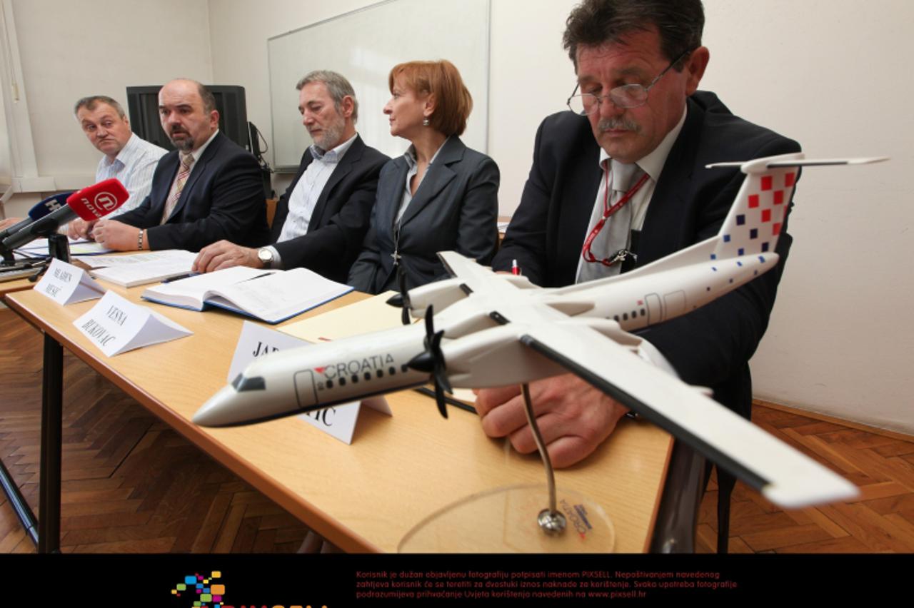 '24.02.2012., Velika Gorica- Aerodrom Zagreb, press konferencija sindikata ZLZ kojoj su nazocili clanovi sindikalnog vodstva s predsjednikom Antom Dujicem, a u svezi gradnje Novog putnickog terminala 