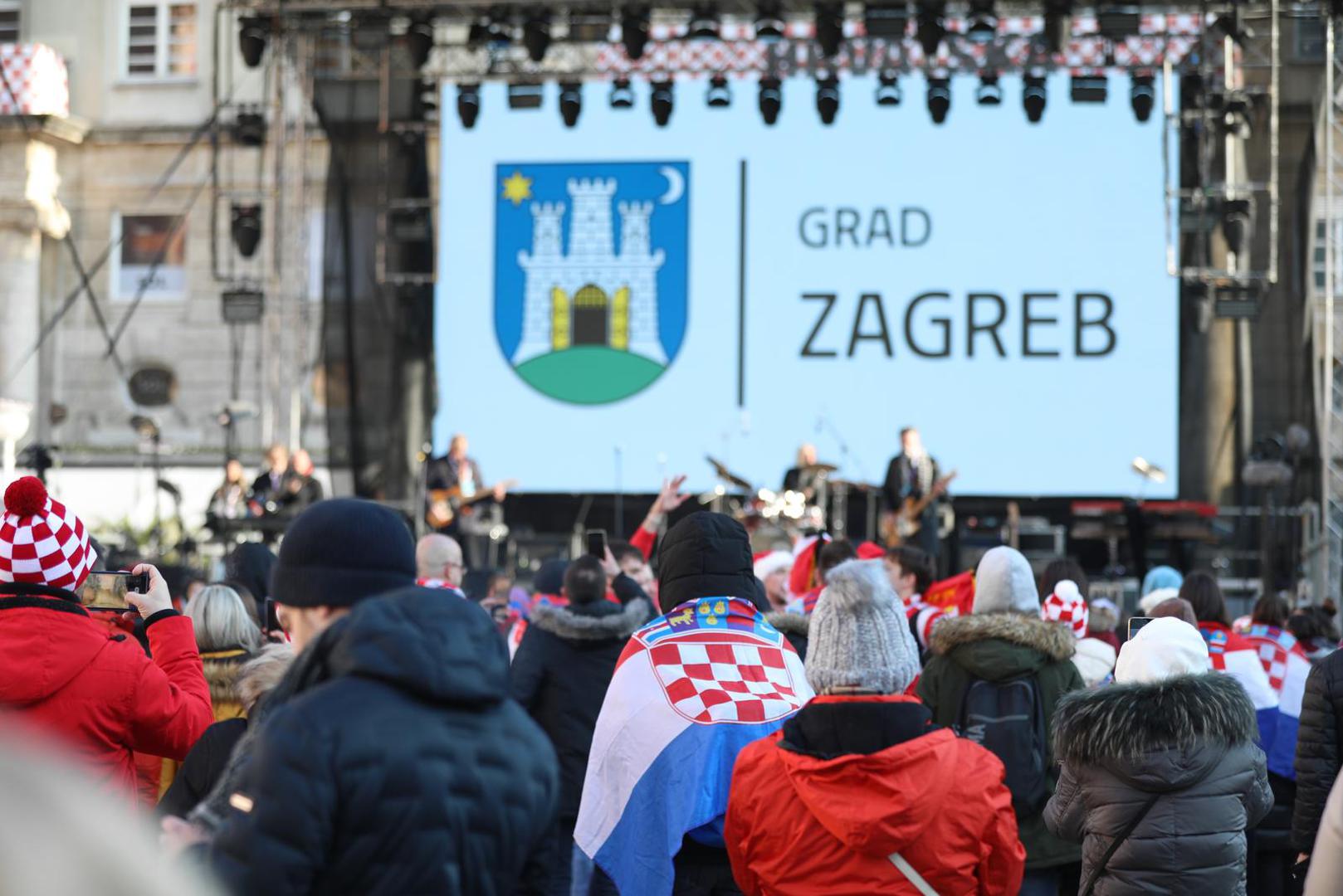 18.12.2022., Zagreb - Navijaci su na Trgu vec poceli zauzimati mjesta za docek Vatrenih. Photo: Slaven Branislav Babic/PIXSELL