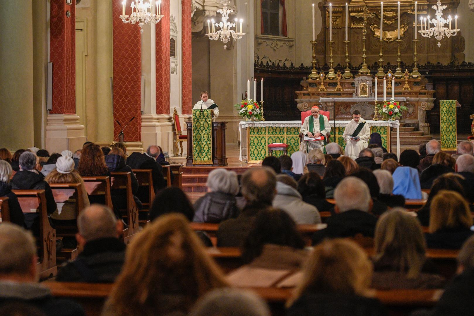 Franjo je započeo svoju karijeru kao isusovački svećenik u Argentini, a kasnije je služio kao nadbiskup Buenos Airesa i kardinal. 