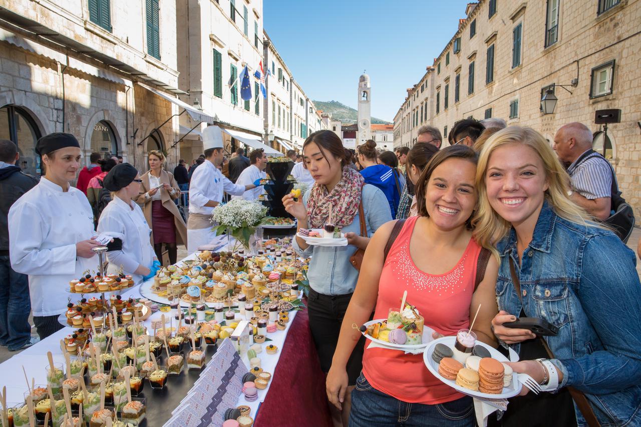 28.10.2014., Stradun, Dubrovnik - Gastronomska manifestacija Dubrovacka trpeza. Predstavili su se brojni dubrovacki hoteli, restorani, pekari, slasticari i ugostitelji, te konavoski i peljeski vinari.  Photo: Grgo Jelavic/PIXSELL