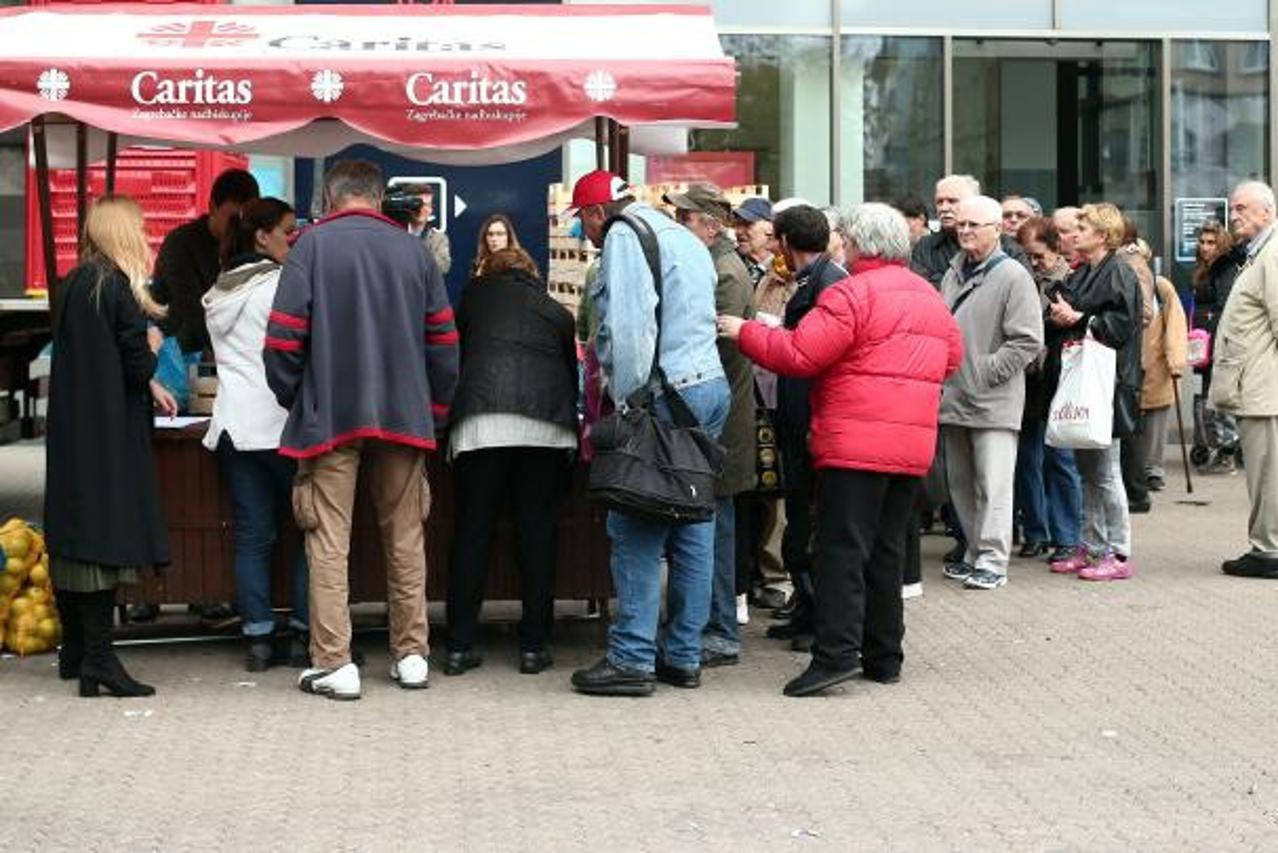 Zagreb: Povodom Svjetskog dana borbe protiv siromaštva Caritas dijelio voće na Trgu