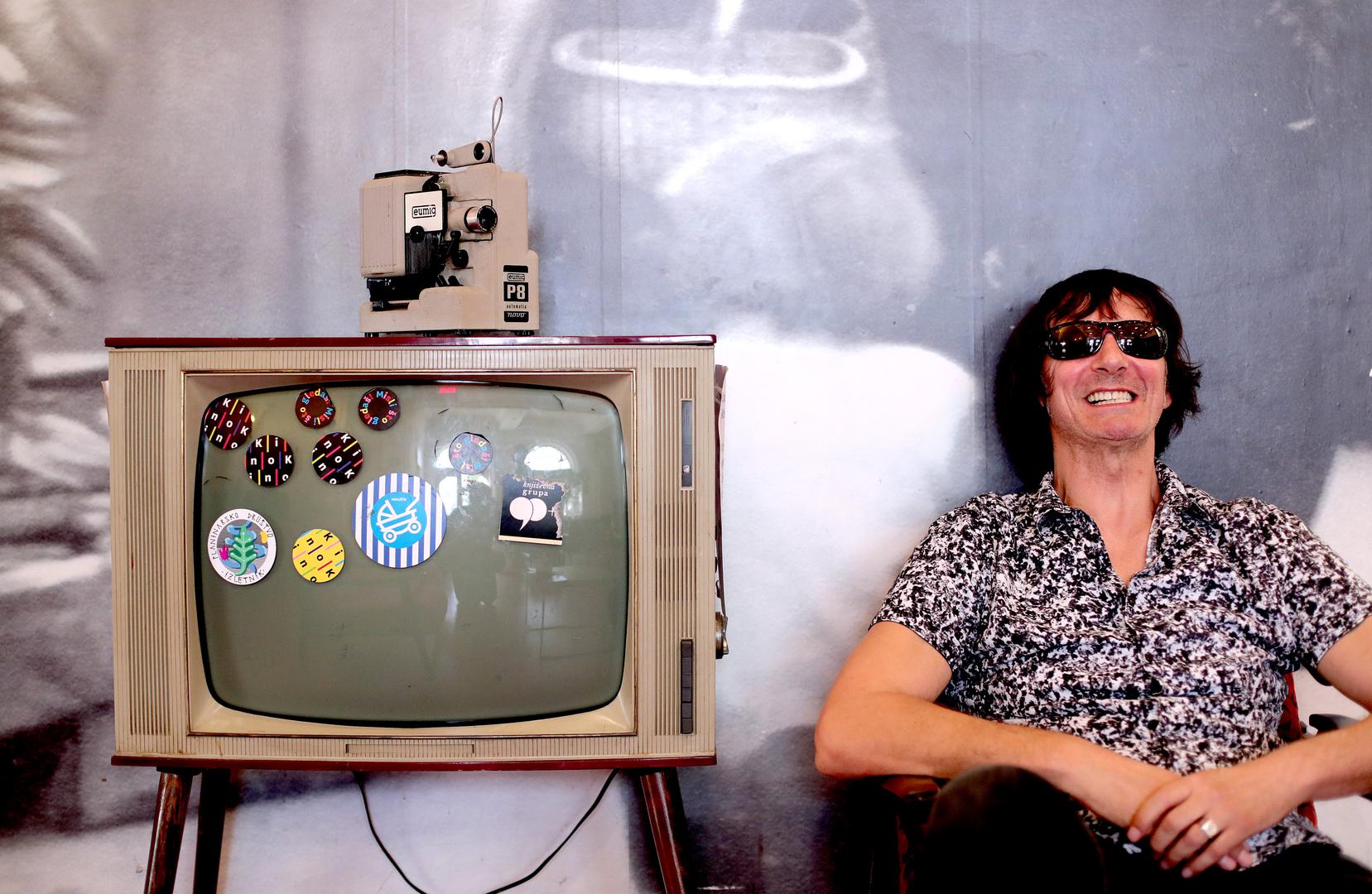 Zanimljivo je da je glumila i atraktivnu liječnicu u spotu Psihomodo popa za pjesmu 'Trotl Boy' iz 1991. godine. Deana je rođena Zadranka, a Gobac ju je upoznao preko prijatelja. 