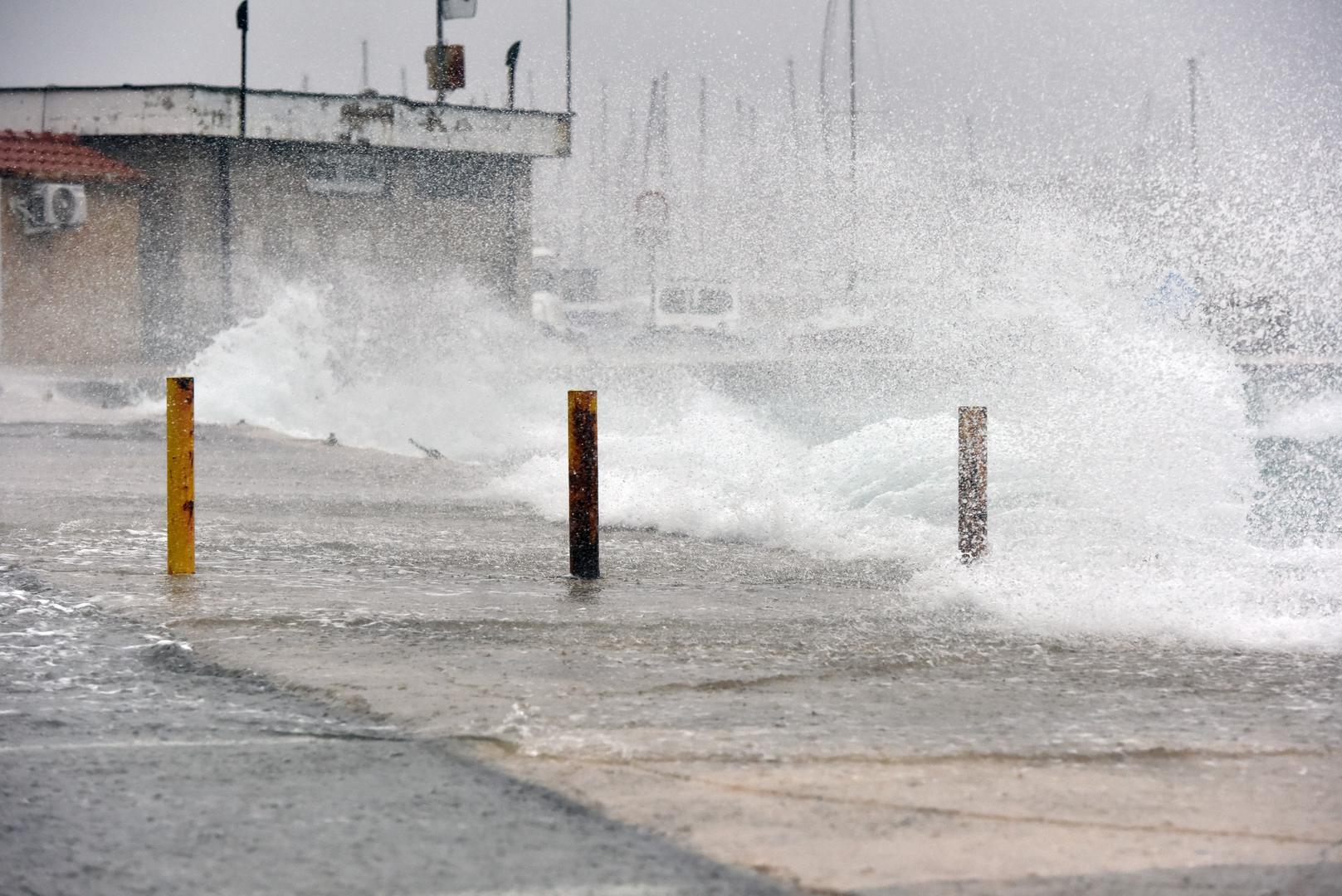DHMZ javlja kako će danas vrijeme biti pretežno oblačno s kišom, na Jadranu i predjelima uz njega i izraženijim pljuskovima s grmljavinom, a tijekom dana prestanak oborina i razvedravanje.