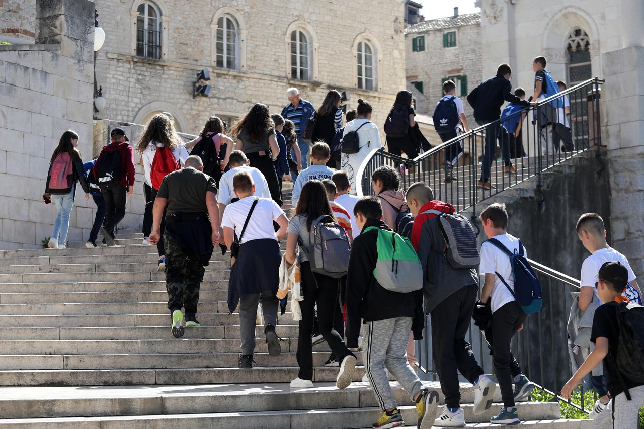 Turisti preplavili ulice grada Šibenika 
