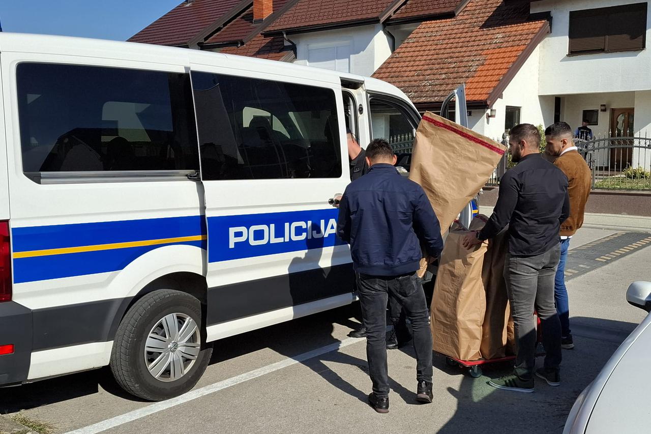 Policija i USKOK tijekom pretresa kuće Josipa Šarića, gradonačelnika Otoka