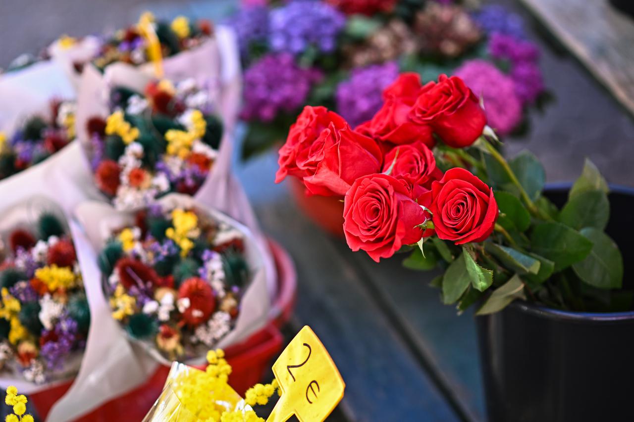 Zagreb: Ponuda cvijeća i darova dan uoči Valentinova