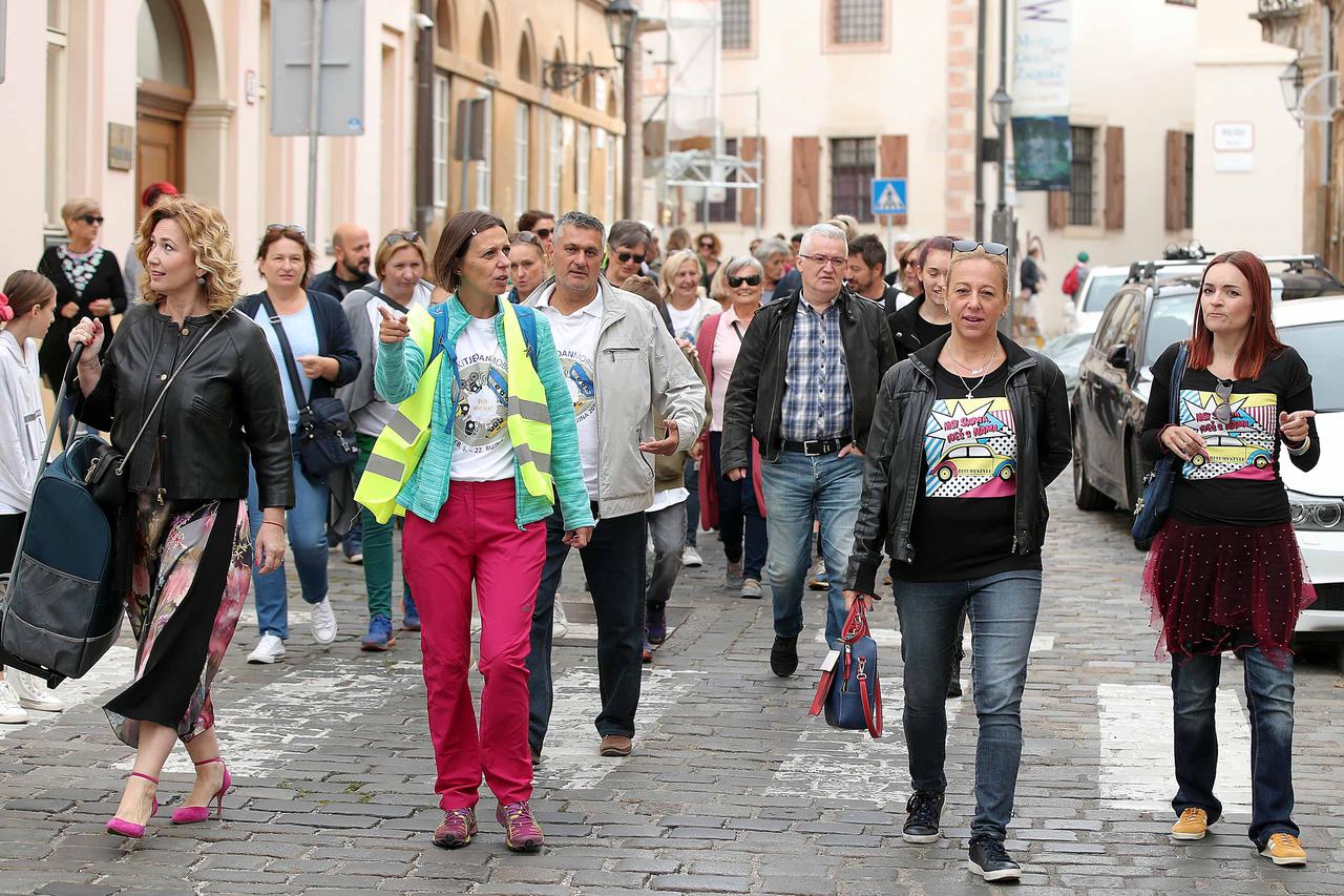 Zagreb: Udruga žena oboljelih i liječenih organizirala je šetnju gradom "Nisi sama - hodaj s nama"