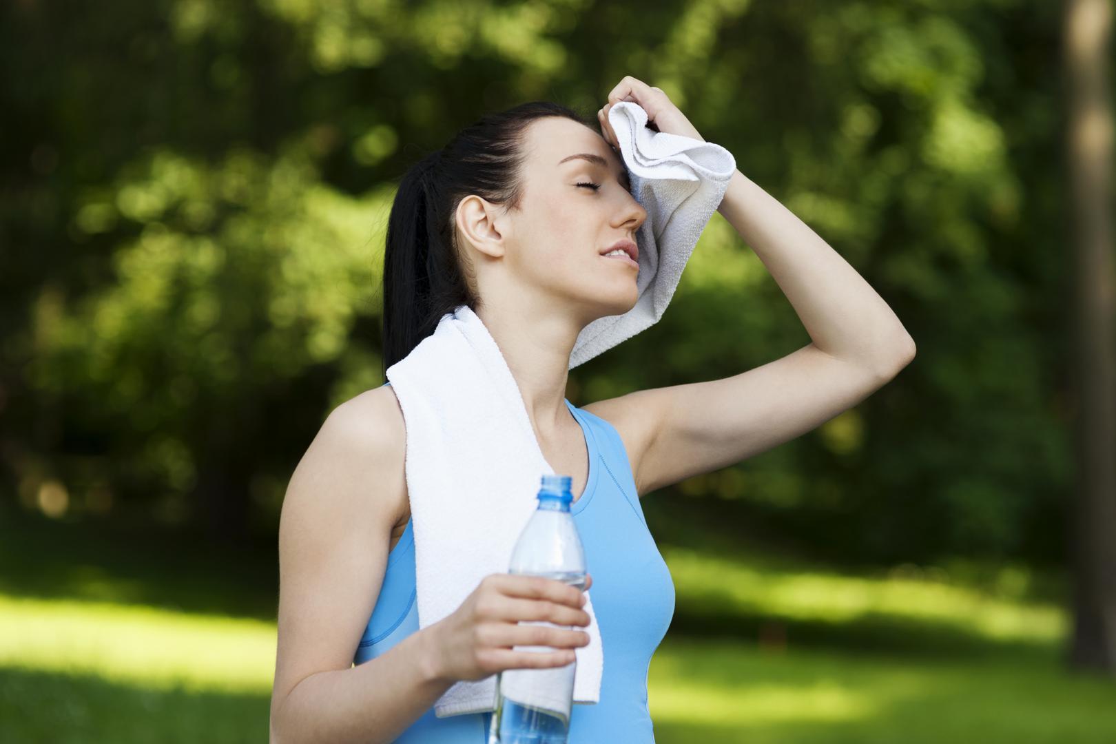 Znoj će ih također jako privući. Iako je teško izbjeći znojenje u ljetnim danima, češće se tuširajte i imajte sa sobom bocu vode kako biste se uvijek mogli osvježiti. 
