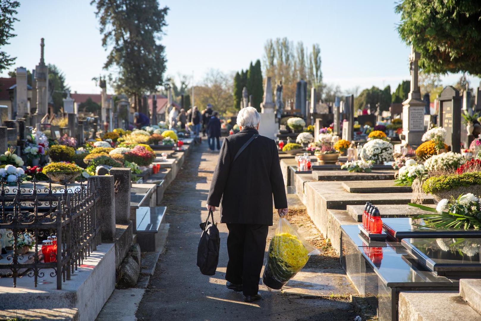 Na ukupno 20 gradskih groblja građani obilaze grobove, ostavljajući svijeće, lampione, cvijeće i vijence, u znak sjećanja na svoje najmilije, a na brojnim grobljima predviđene su i svete mise, u povodu blagdana Svih Svetih, uz blagoslov grobova.
