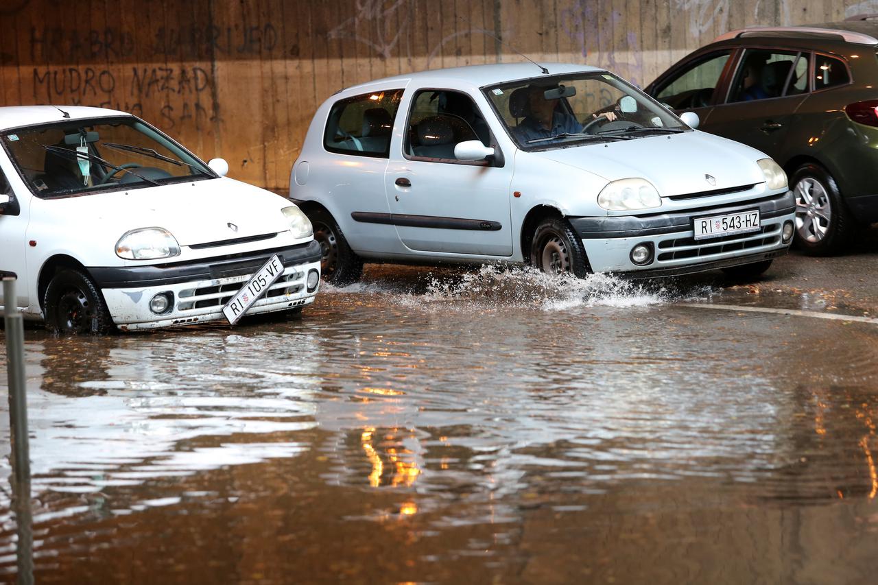 Rijeka: Prolaznici pomogli u uklanjanju vozila koje se pokvarilo u poplavljenom podhodniku