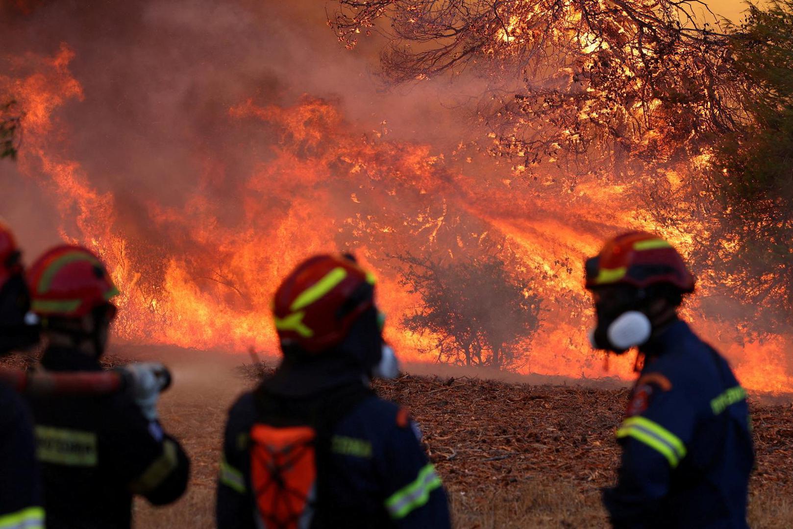Stotine vatrogasaca danima se bori s požarima u Grčkoj.