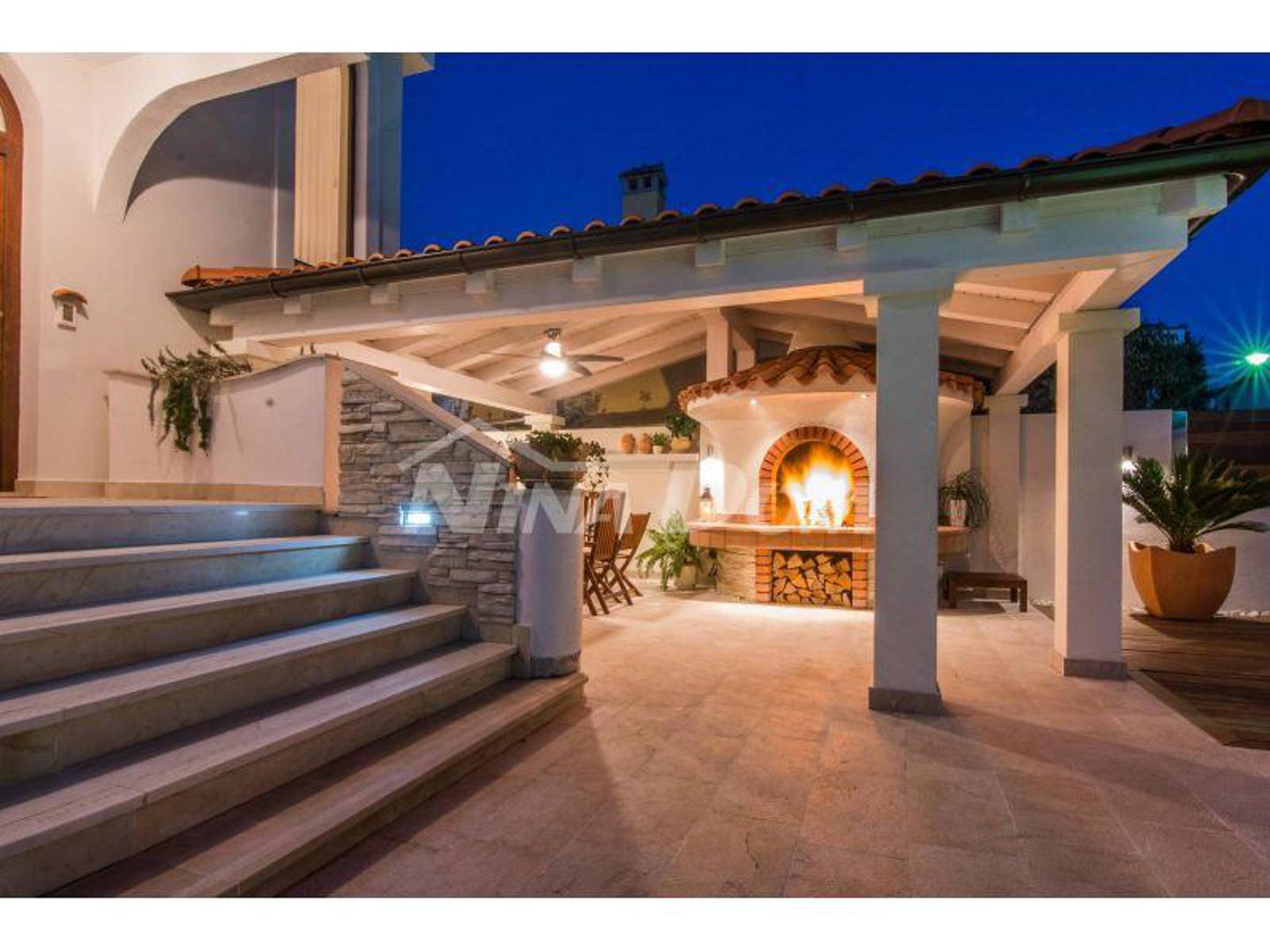 Kuća je potpuno namještena i odmah spremna za korištenje, a u sklopu objekta dostupno je više od sedam parkirnih mjesta. 