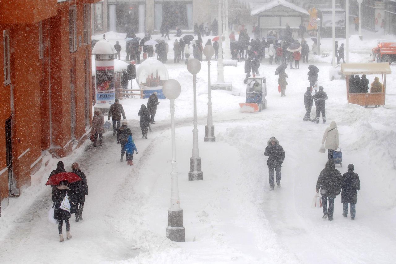 Zagreb: Ulice središta grada prekrivene su snijegom