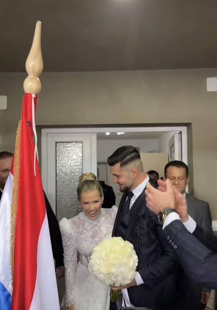 Vjenčanje je bilo pravo bajkovito iskustvo – od trenutka kada je Martina zablistala u elegantnoj bijeloj čipkastoj vjenčanici, pa do trenutka kada su mladenci izašli pred okupljene goste. 