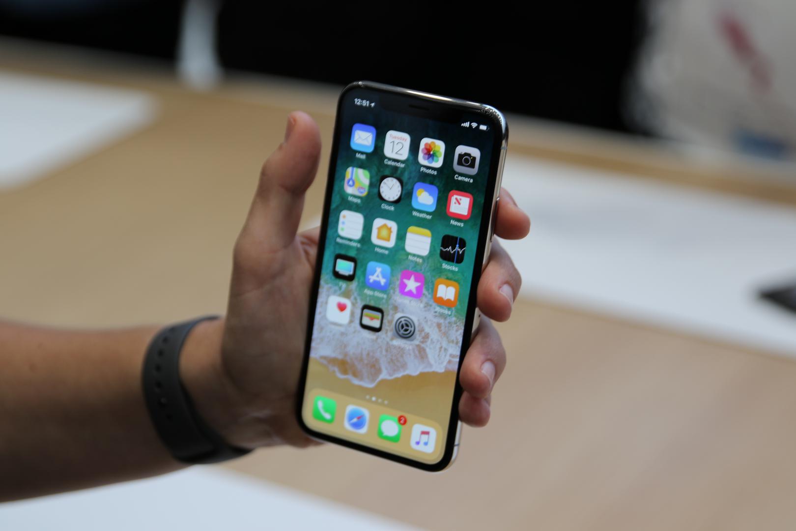 6. Privremeno onemogućavanje Face ID-a ili Touch ID-a – U situacijama kada je potrebna dodatna sigurnost, možete privremeno onemogućiti Face ID ili Touch ID tako što ćete pritisnuti i držati bočnu tipku za zaključavanje zajedno s bilo kojom od tipki za glasnoću na dvije sekunde. 